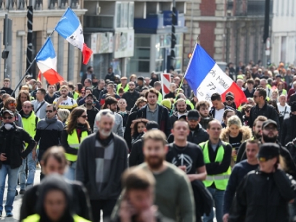 “Chalecos amarillos” marcharán insatisfechos por los anuncios de Macron