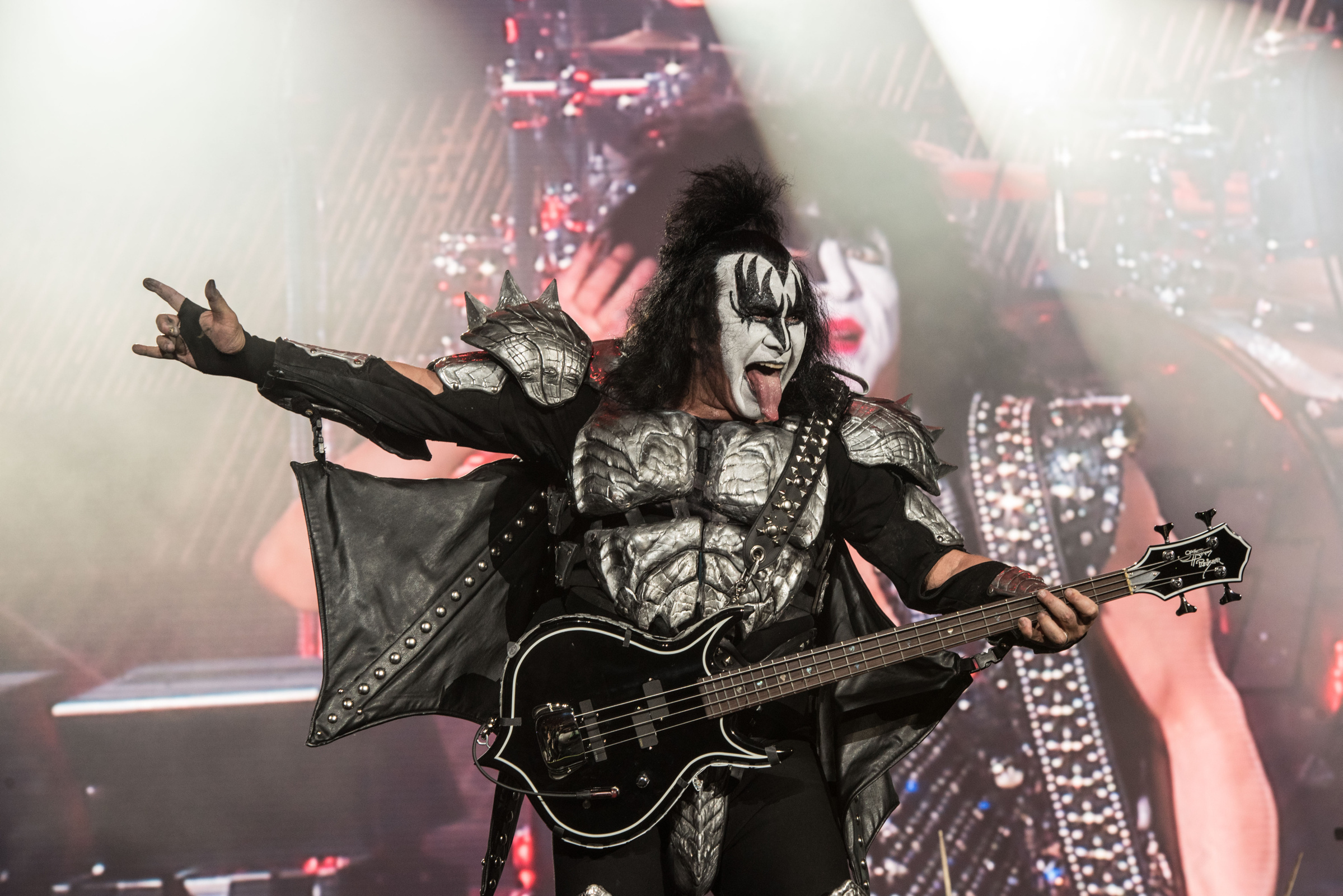 Kiss domina y hace gritar a 60 mil fans en la capital mexicana