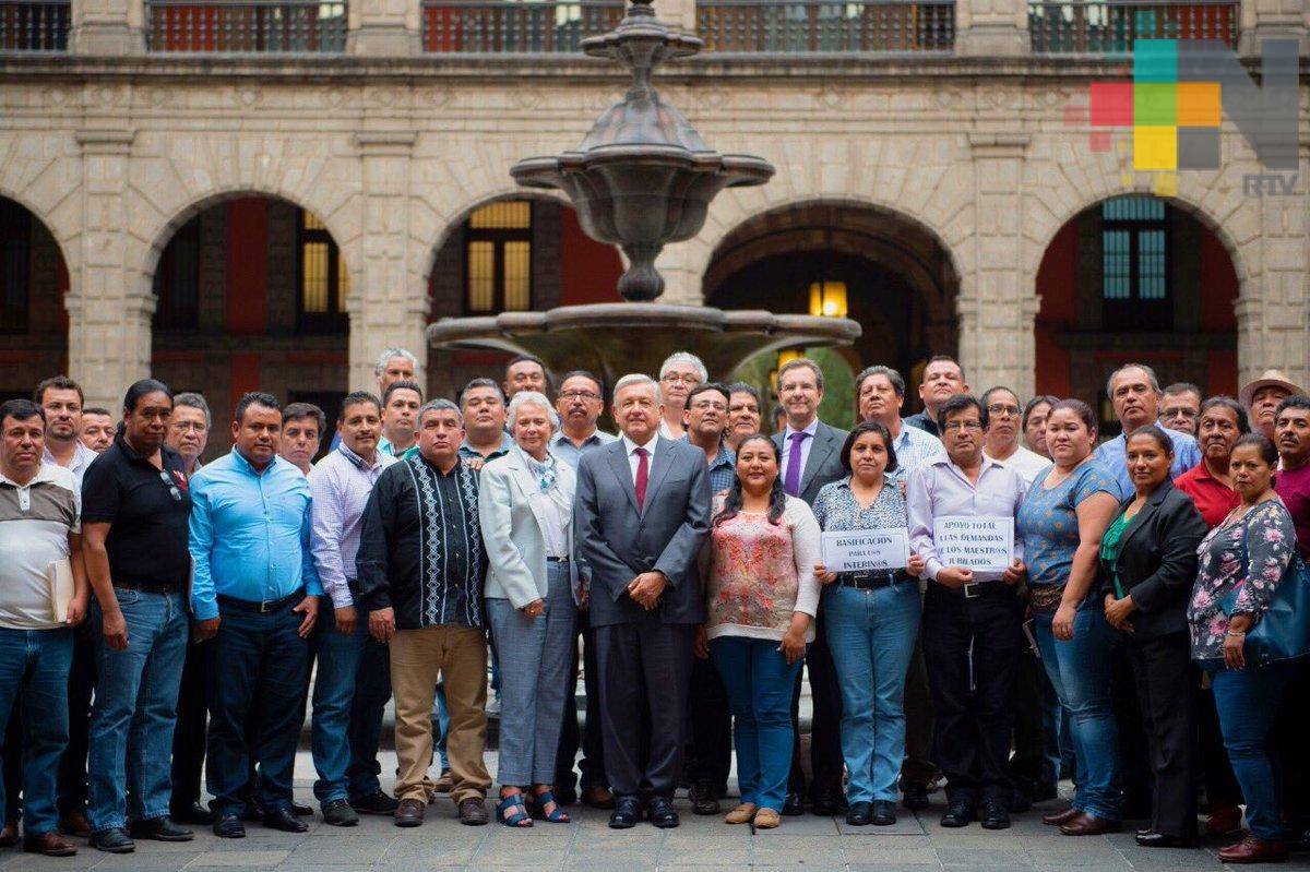 Maestros participarían en redacción de leyes secundarias de reforma educativa AMLO