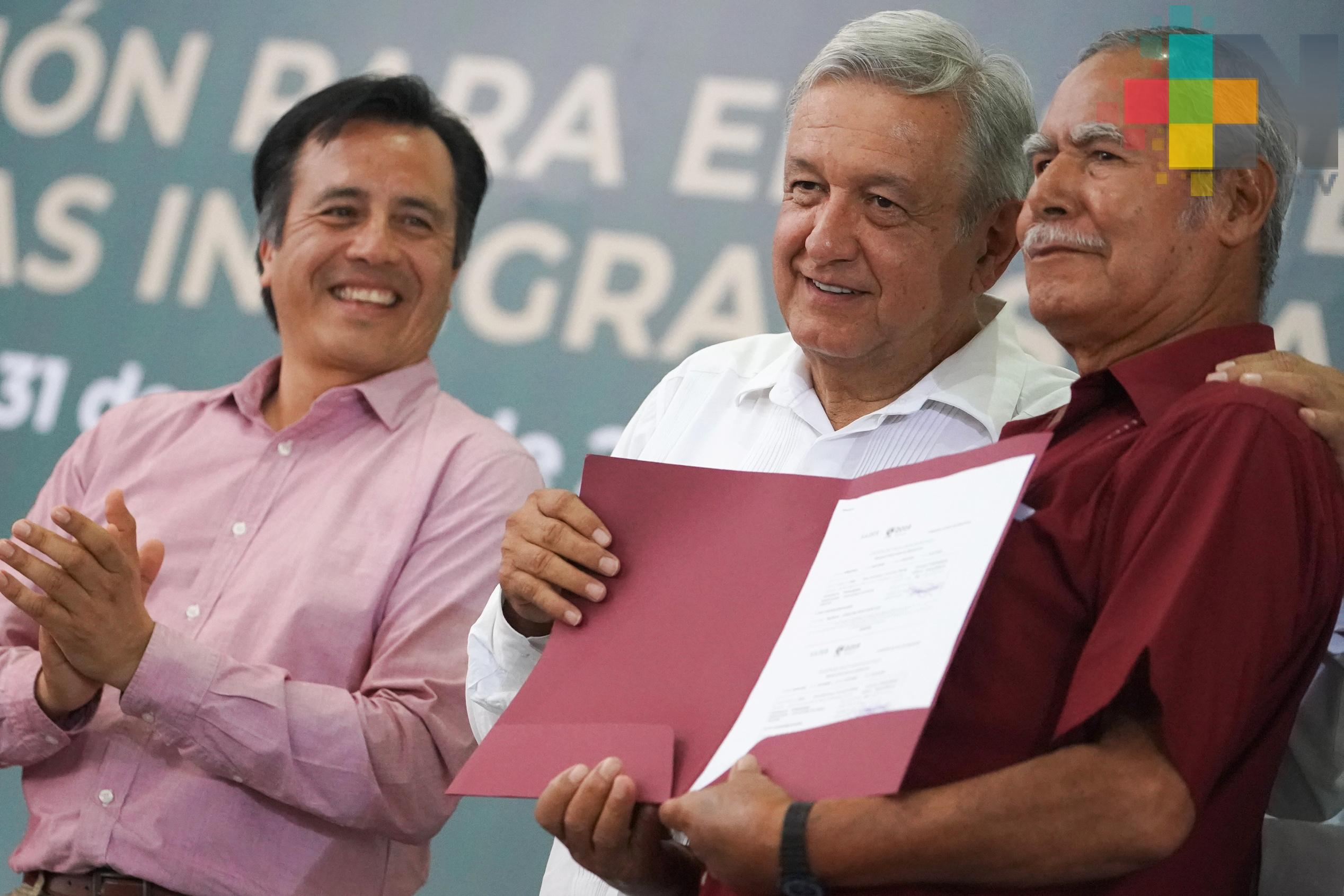 Inicia López Obrador, en Coatepec, entrega de apoyo a cafeticultores del país