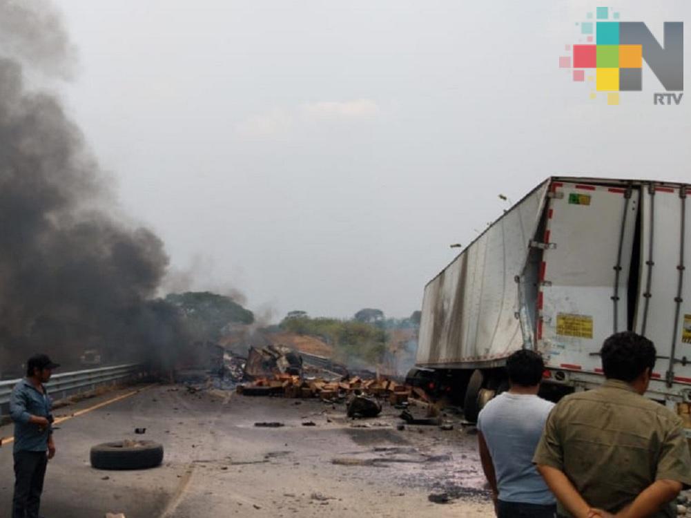 Accidente entre dos tráilers deja como saldo dos personas calcinadas