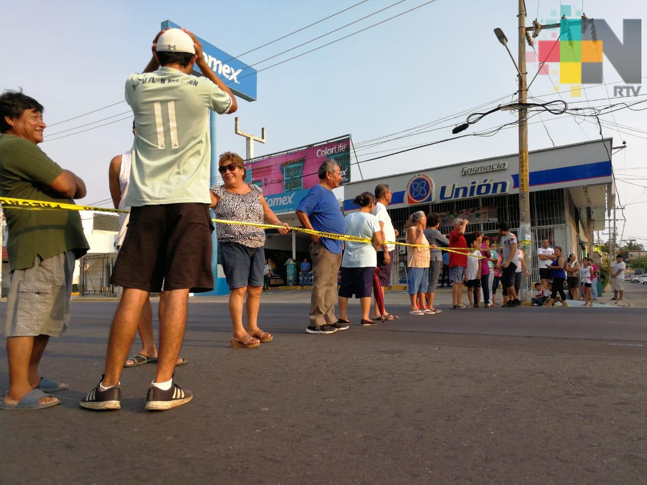 Vecinos de la colonia Emiliano Zapata bloquean calle por falta de energía eléctrica