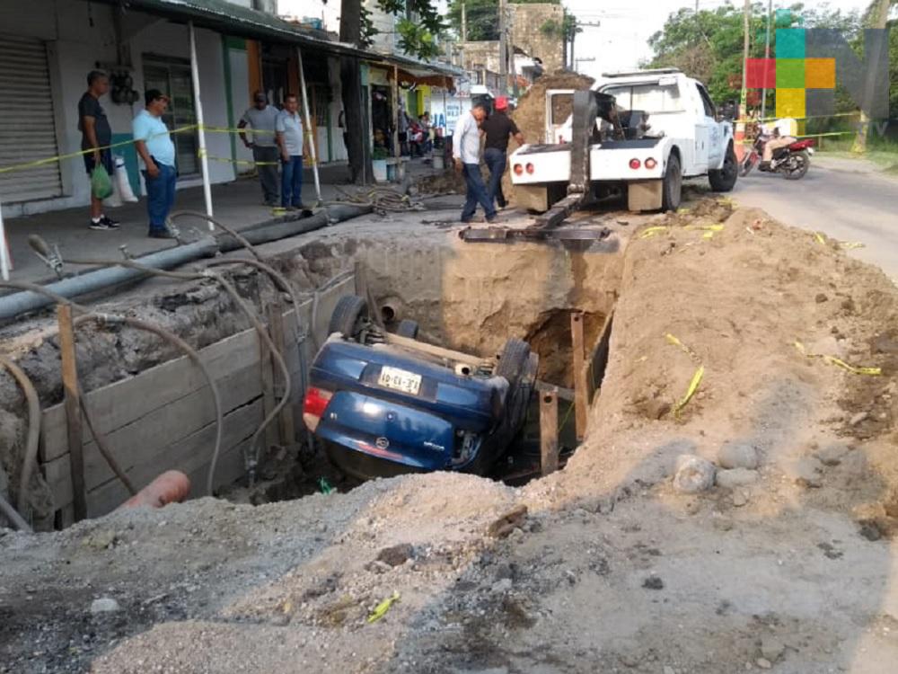 Cae automóvil en zanja, Grupo MAS reparaba colector pluvial