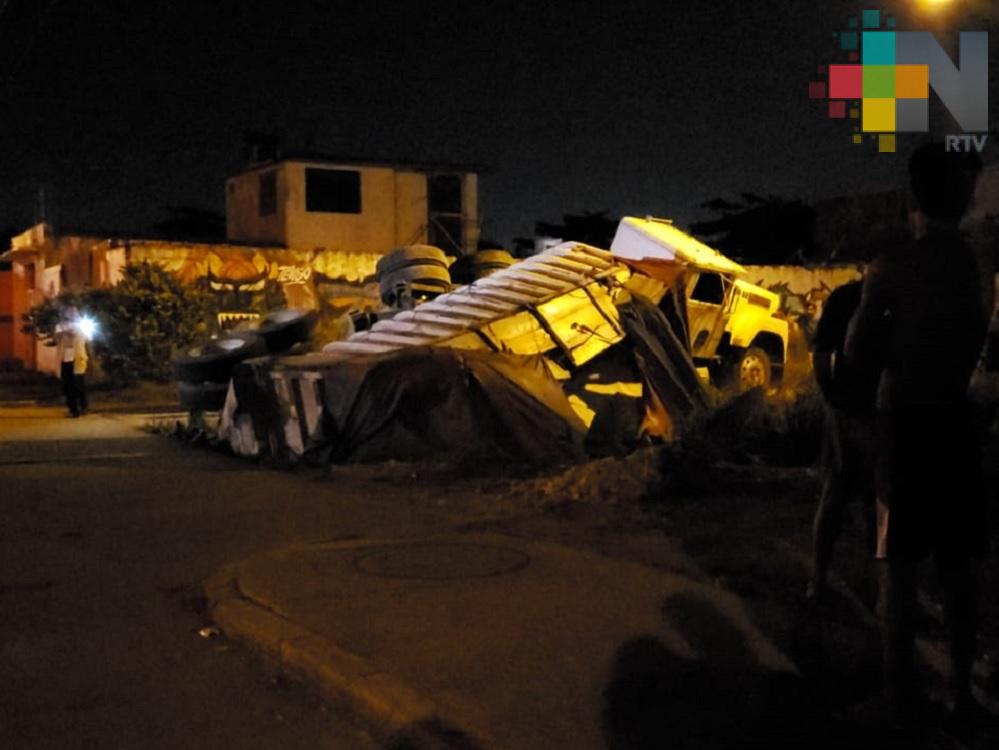 Cae en cuneta camión que transportaba azúcar en colonia de Coatzacoalcos