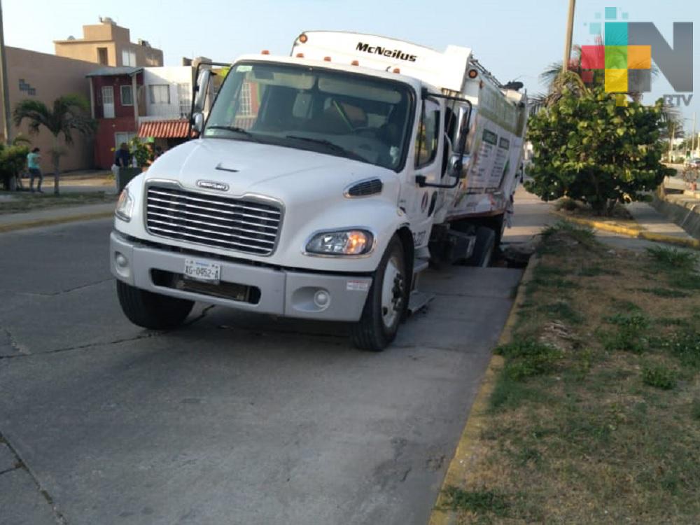 Camión de Limpia Pública cae en socavón de colonia de Coatzacoalcos