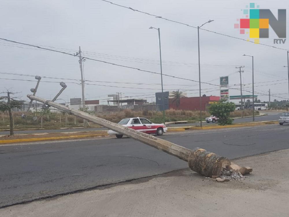 Caída de poste deja sin luz a varias colonias de Coatzacoalcos