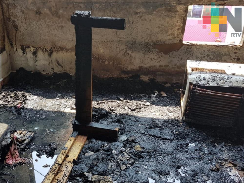 Corto circuito de multicontacto ocasiona incendio en departamento de Coatzacoalcos