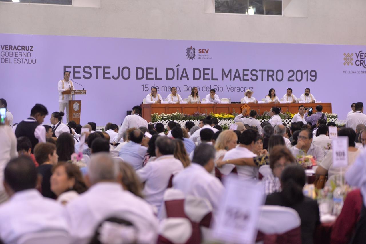 Celebra Gobernador al magisterio con el programa “Va por Veracruz”