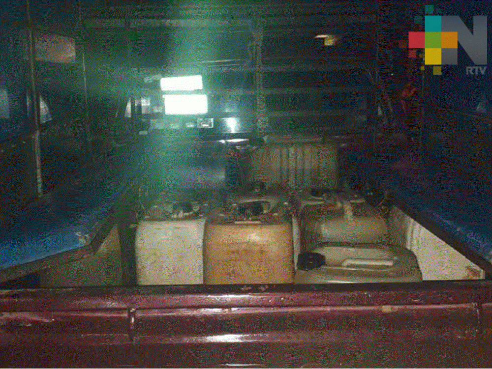 Detiene Policía Estatal a una persona y asegura combustible, en Soteapan