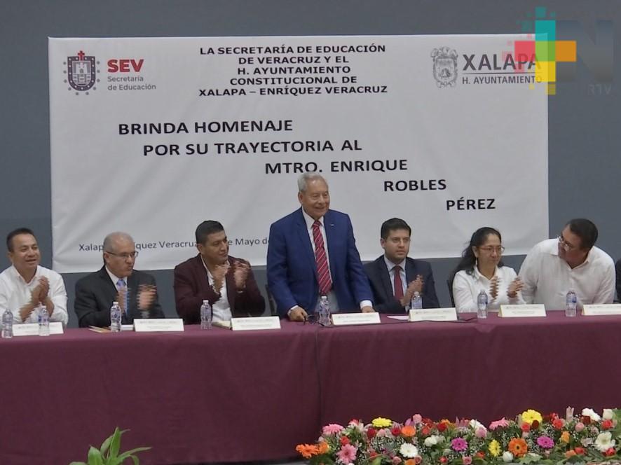 Rinden homenaje a maestro Enrique Robles por 60 años de servicio