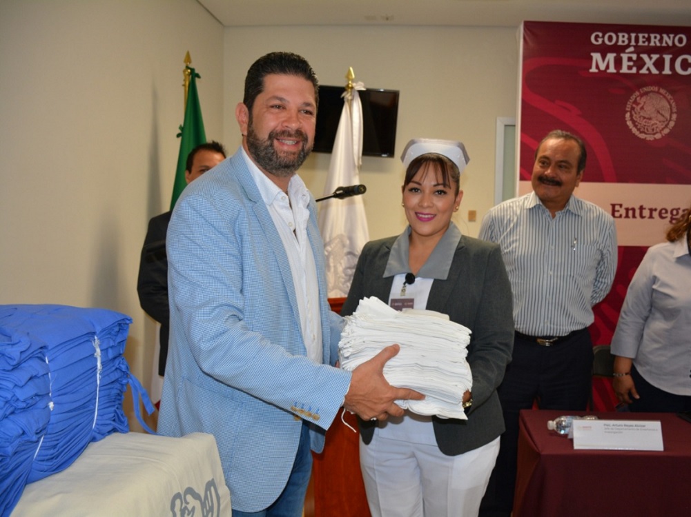 Entrega delegado Fernando Kuri, ropa hospitalaria e insumos para la clínica del ISSSTE de Xalapa