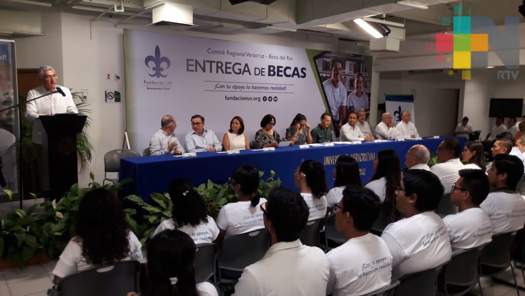 Entregan beca a más de 100 estudiantes de la UV región Veracruz