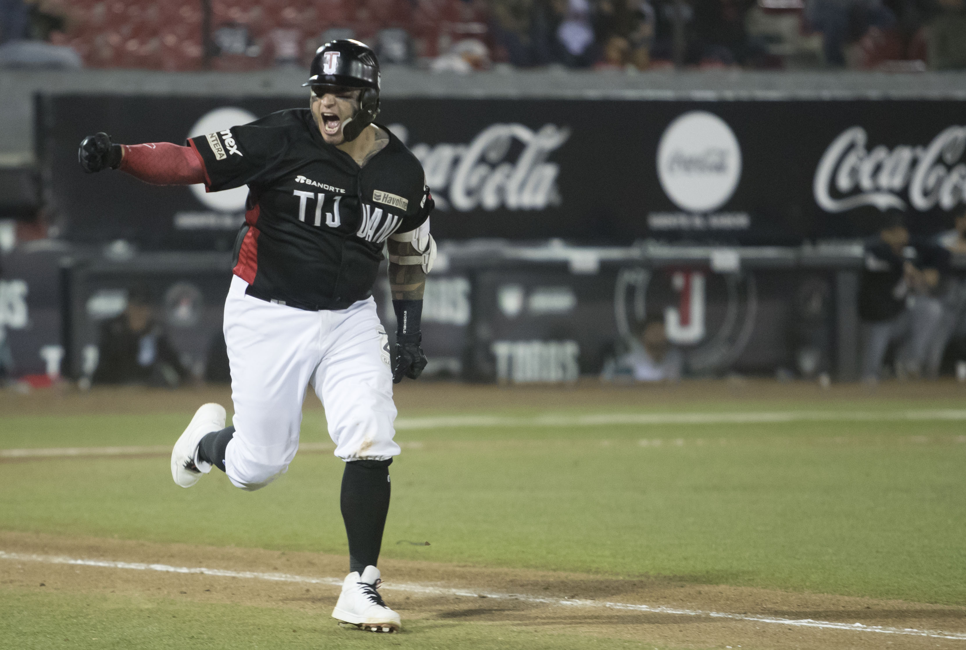 Ricky Álvarez dejó tendidos a Saraperos