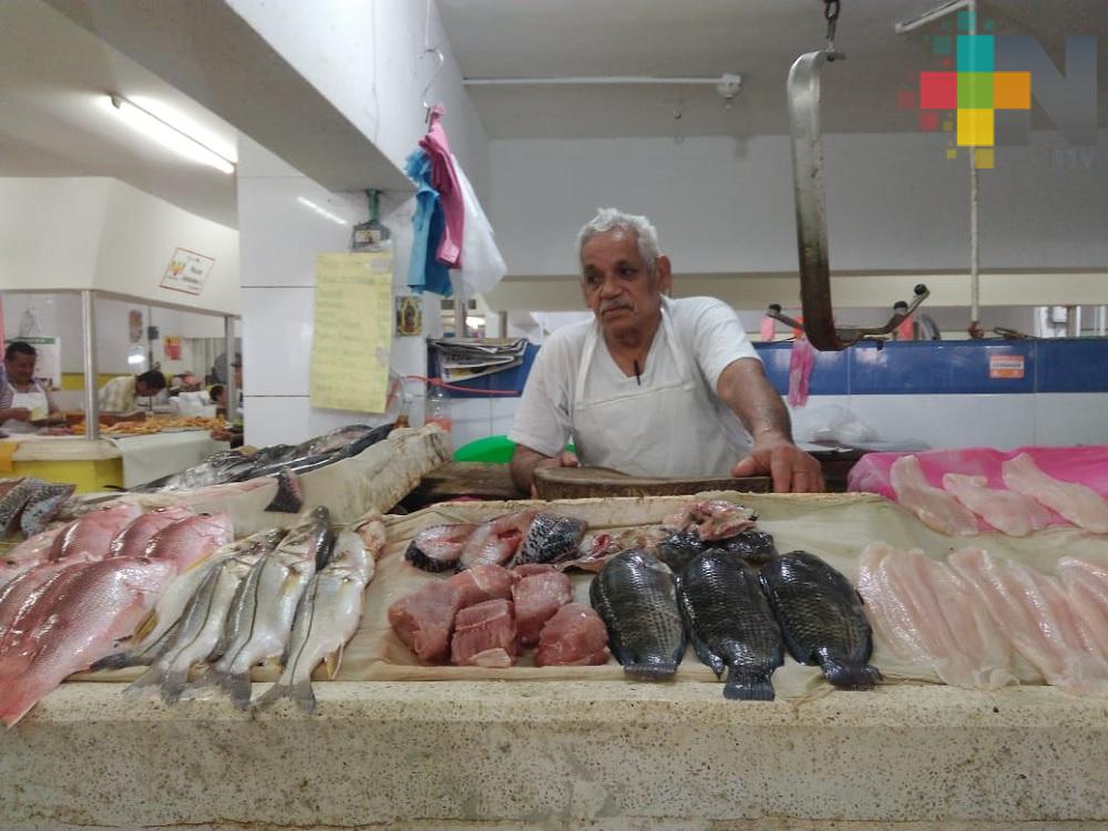Falta de aire acondicionado afecta a locatarios de mercado en Veracruz