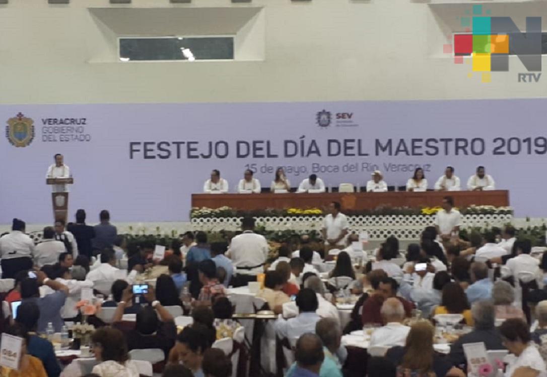 Gobierno de Veracruz reconoce labor de docentes con 30 y 40 años de servicio