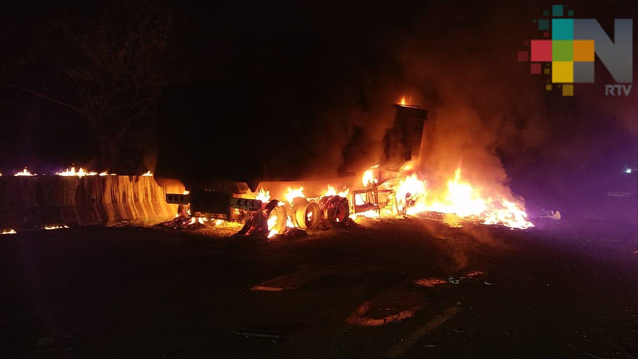 Fuerte incendio provocó el choque de dos tractocamiones