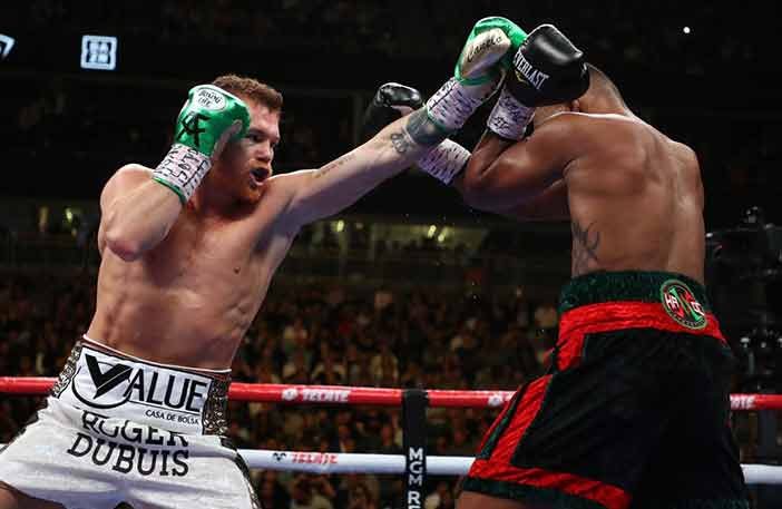 «Canelo” Álvarez vence a Jacobs y unifica títulos