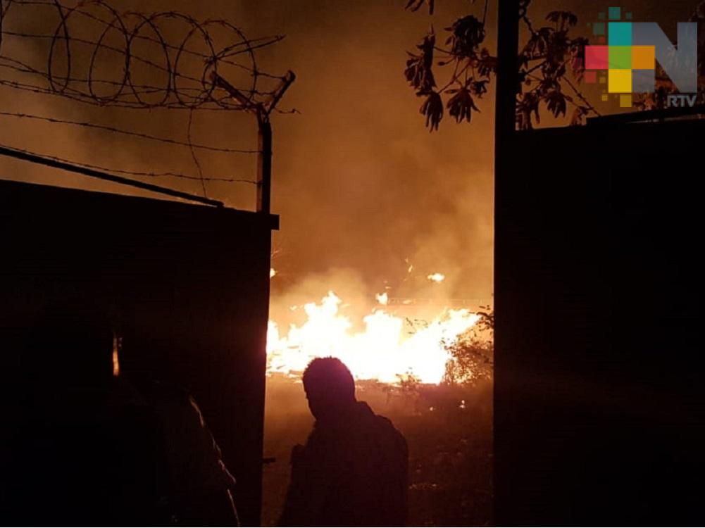 Incendio consume durmientes en área de Ferromex de Coatzacoalcos