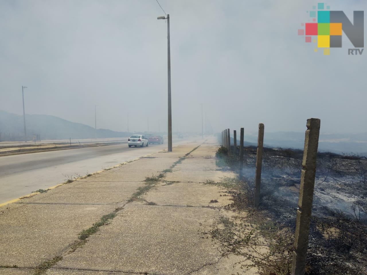 Incendio en pastizal afectó visibilidad en el malecón costero de Coatzacoalcos