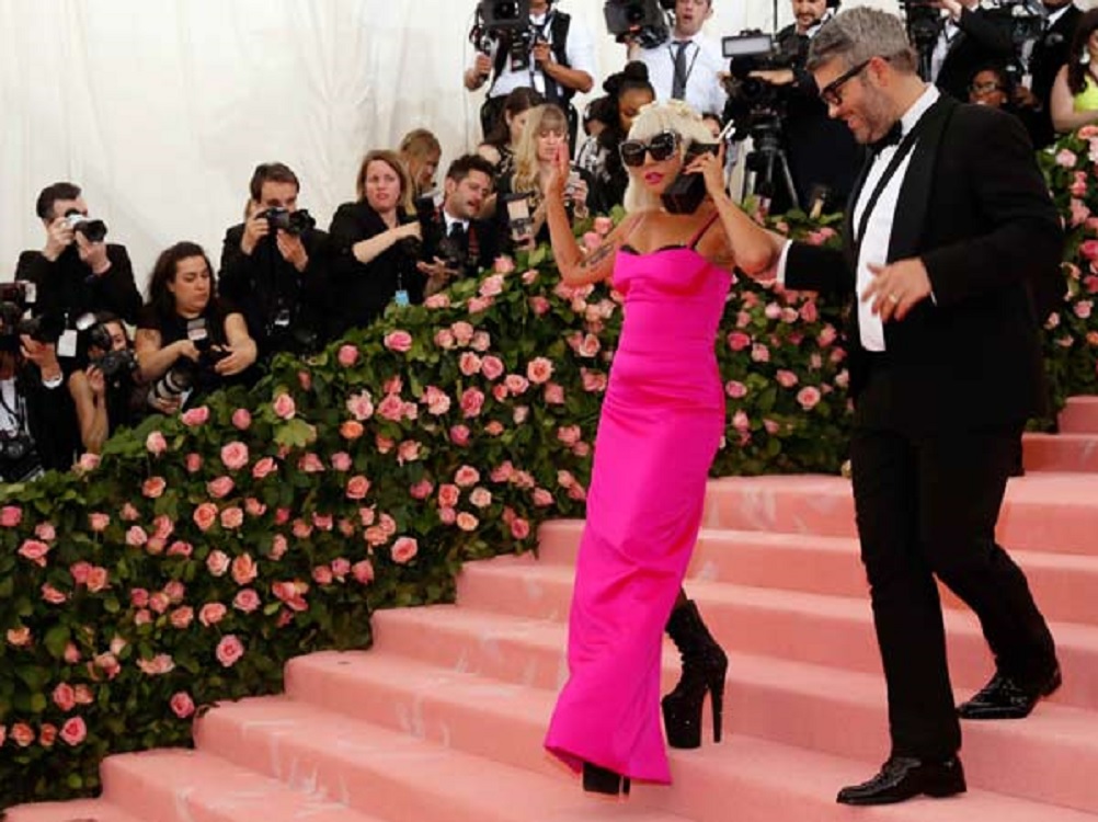 Extravagancia de Lady Gaga atrapa miradas en alfombra de Gala Met 2019