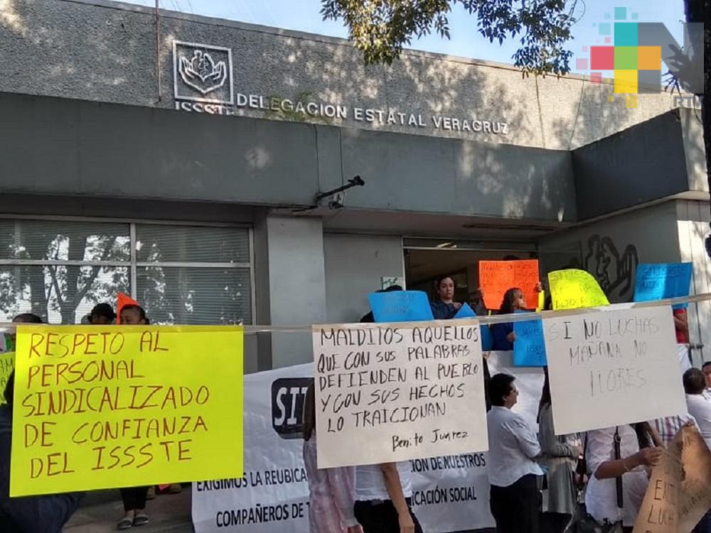 Trabajadores del ISSSTE se manifiestan ante temor de perder su empleo