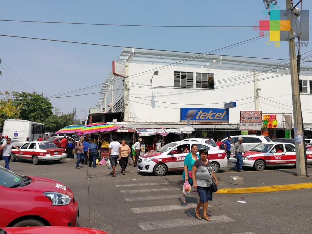 Disminuyen ventas en mercado Morelos por reubicación de paradas de camión