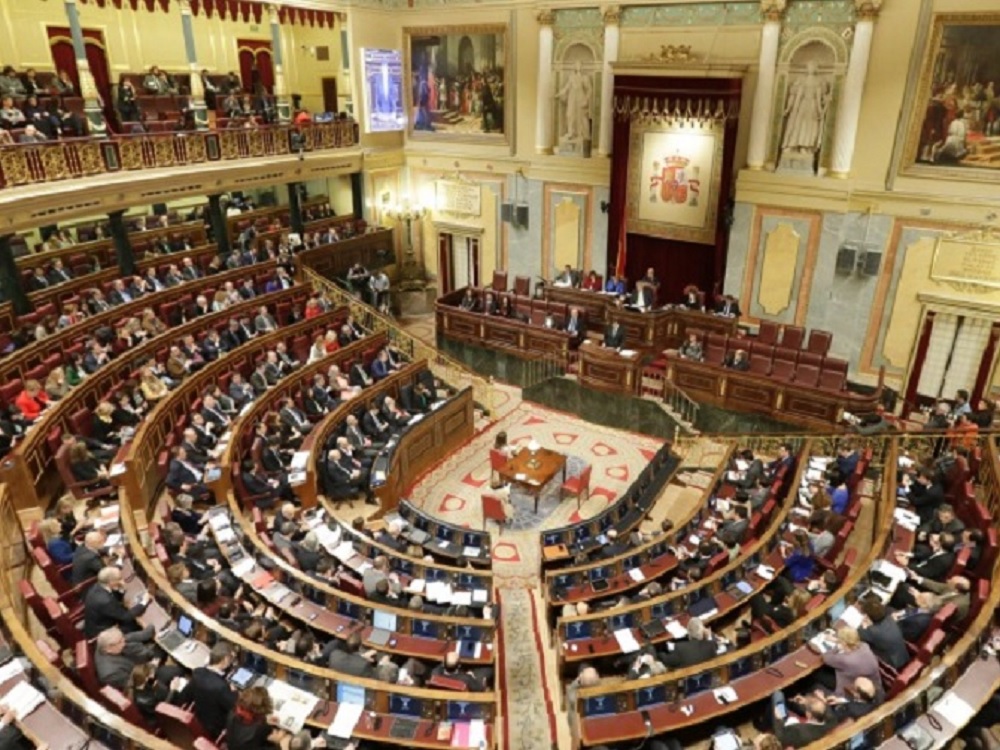 Parlamento de España suspende a legisladores catalanes independentistas