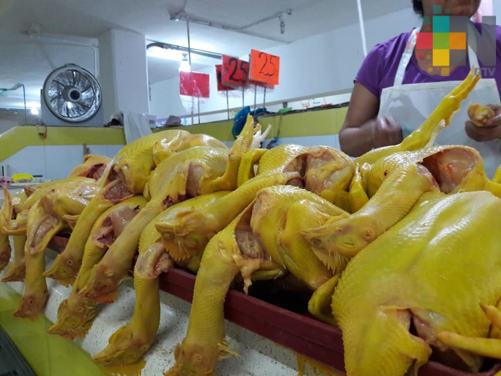 Reportan bajas ventas de pollo en mercado de Xalapa