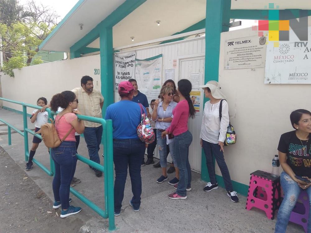 Padres de familia impiden abrir primaria de Boca del Río