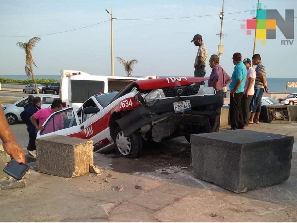 Por exceso de velocidad Taxi queda arriba de monumento en malecón de Coatzacoalcos