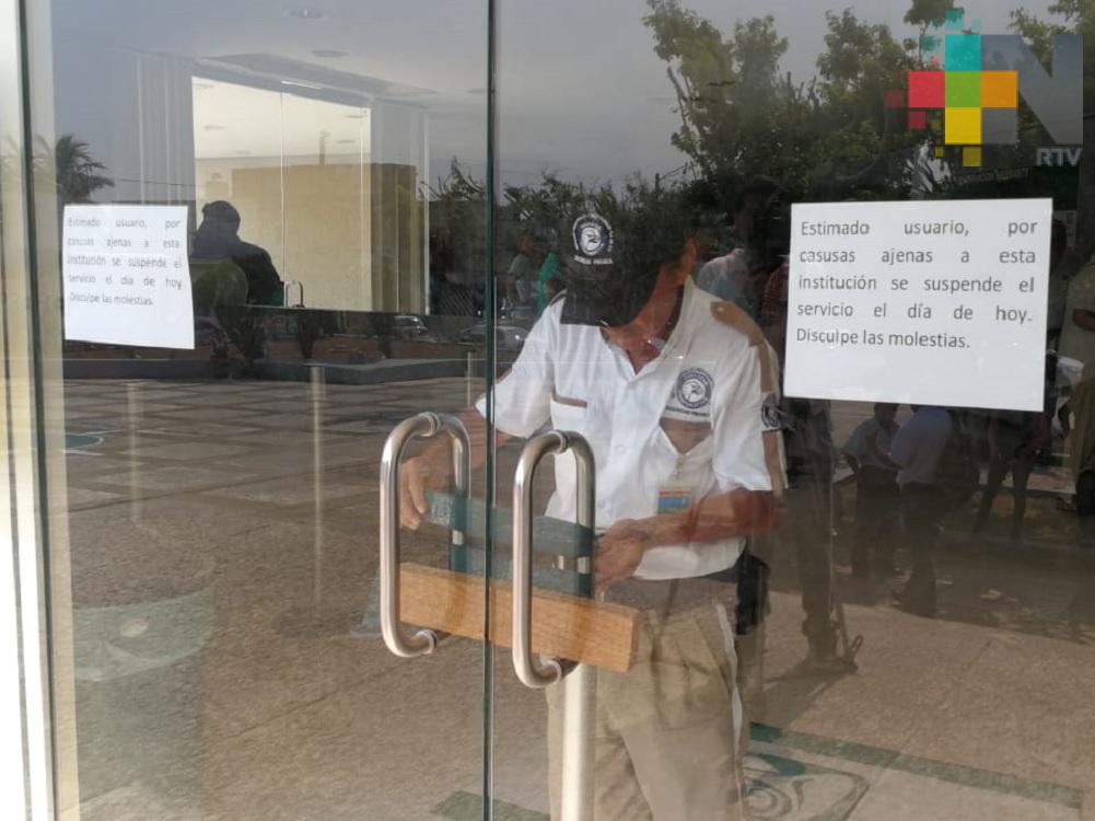 Por falta de aire acondicionado y sistema, cierran oficinas del IMSS en Coatzacoalcos
