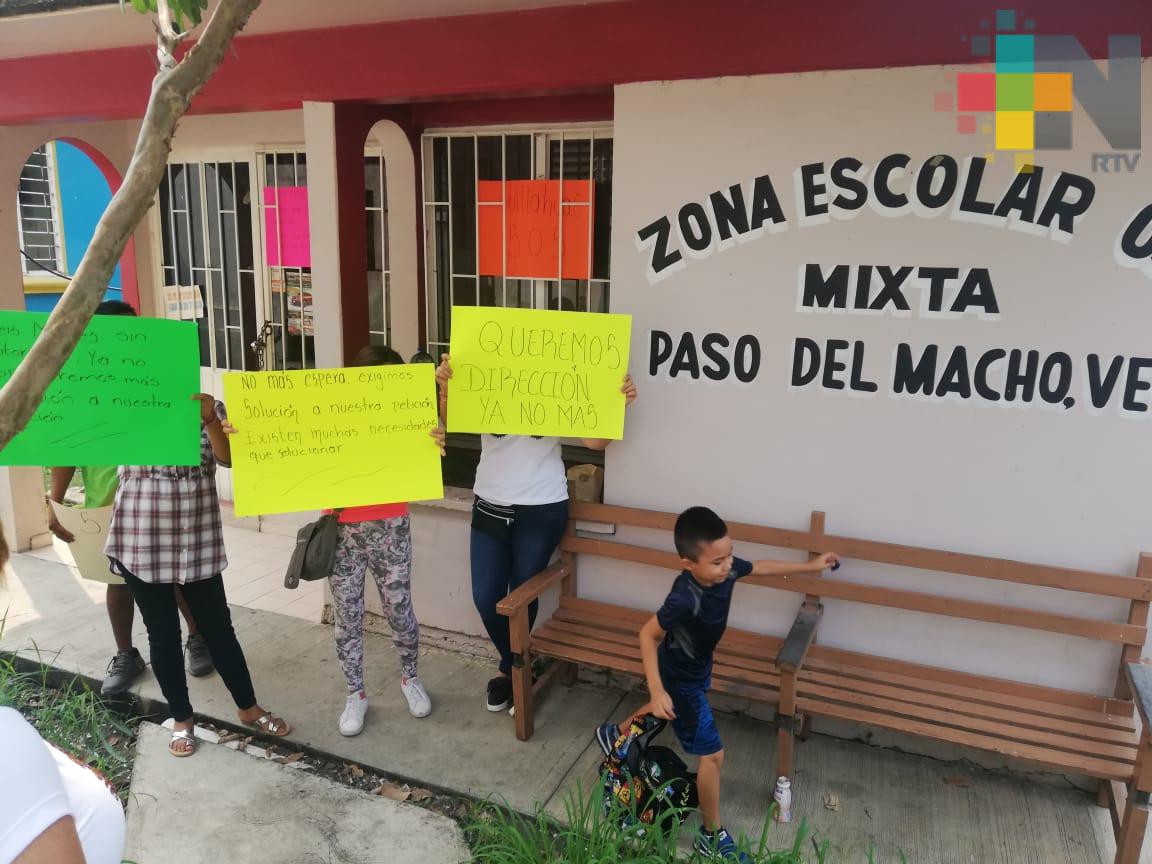 Padres de familia toman supervisión escolar de Paso del Macho; piden un director