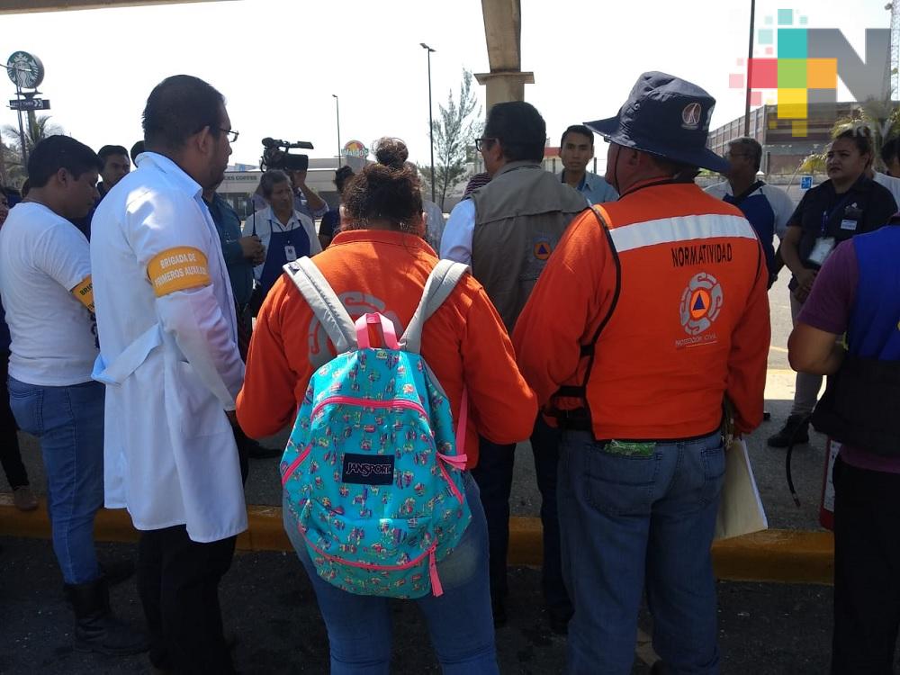 Trabajadores de cadena comercial participan en simulacro de sismo en Coatzacoalcos