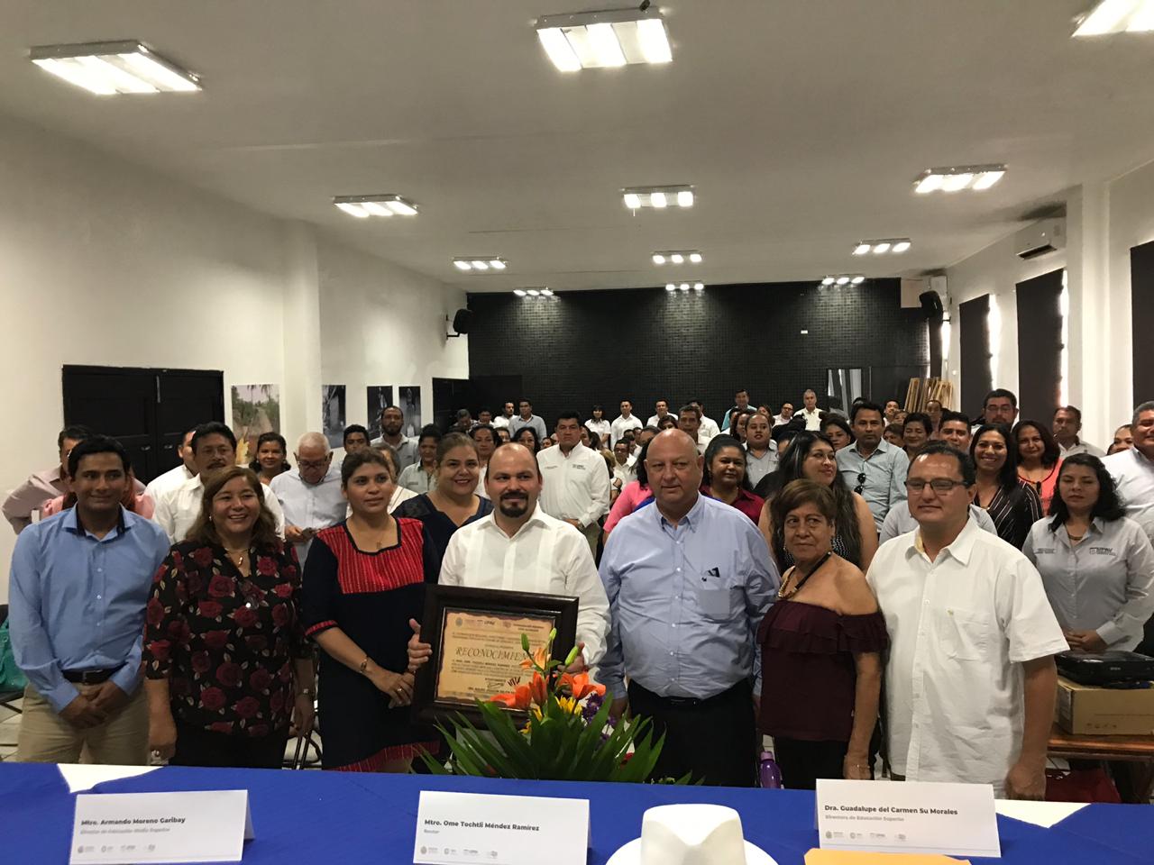 Entrega SEV casi medio millar de títulos electrónicos a UPAV