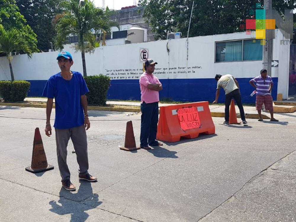 Por falta de luz vecinos bloquean avenida principal de Coatzacoalcos