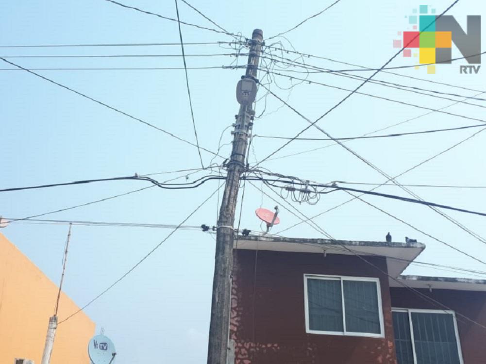 Reportan postes de alumbrado a punto de caer en Infonavit Las Brisas