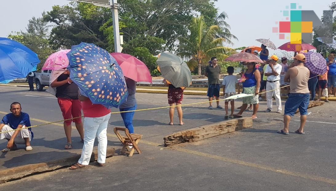 Vecinos bloquearon el paso vehicular del puente Coatzacoalcos I; piden atención de CFE