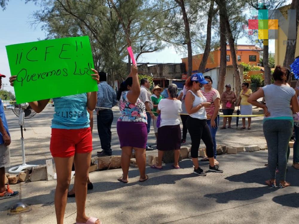 Bloquean avenida en Coatzacoalcos, piden a CFE repare fallas en servicio de luz