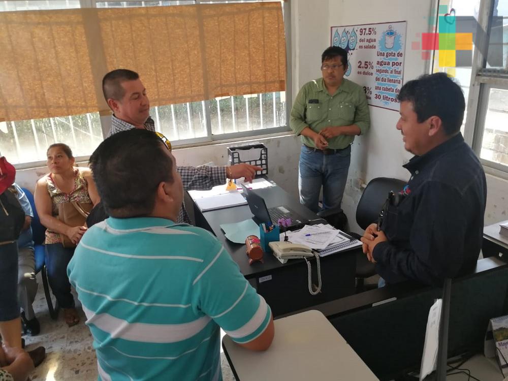 Vecinos se manifiestan en CAEV Coatzacoalcos, piden les surta agua potable