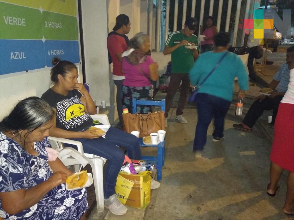 Voluntarios llevan comida a familiares de pacientes internados en hospitales de Coatzacoalcos
