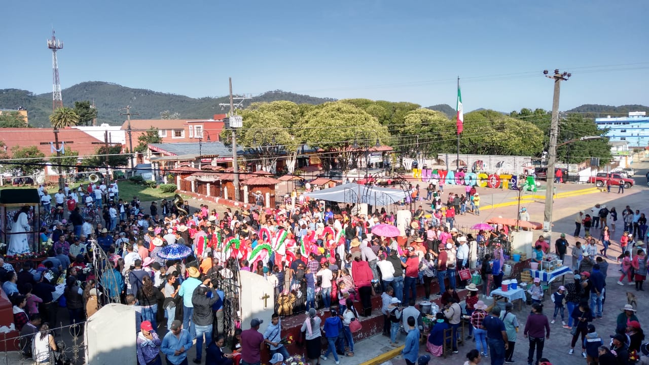 Miles de visitantes participan en la fiesta patronal de la Cruz del Milagro en Huayacocotla