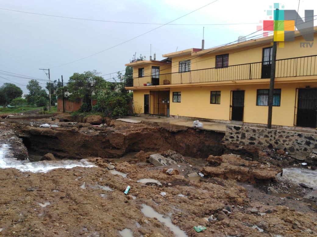 Anegamientos, vehículos y calles afectadas tras fuerte lluvia en Xalapa