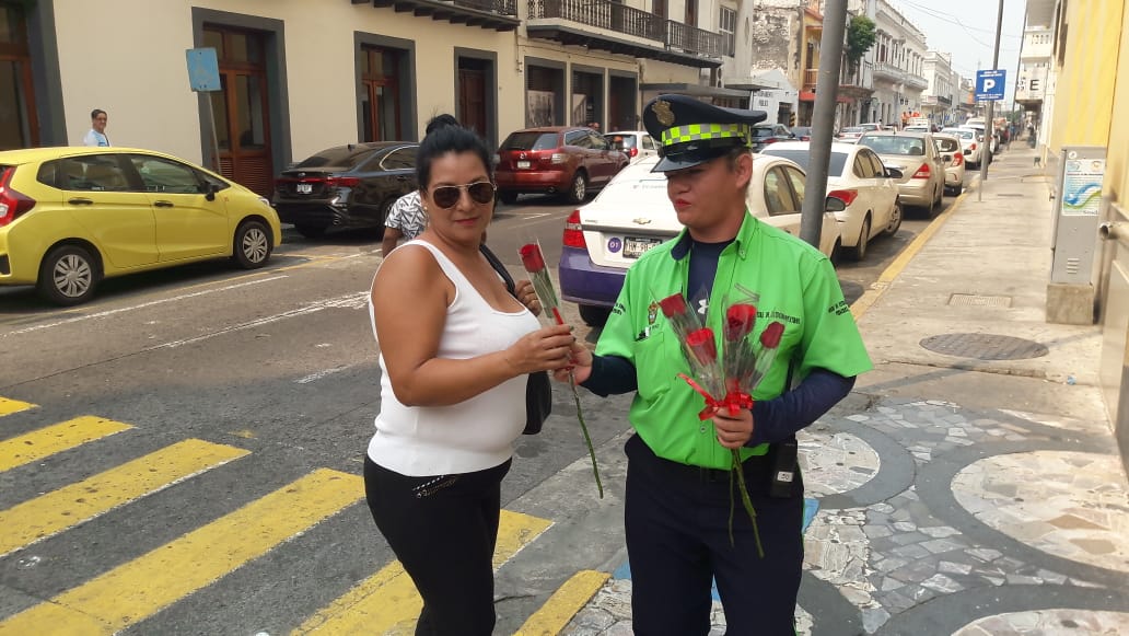 Por el Día de las Madres, empresa de parquímetros regaló rosas a mamás