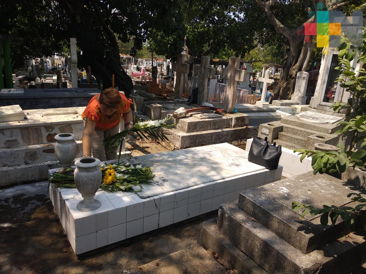 Panteón Municipal Antiguo de Coatzacoalcos con gran afluencia