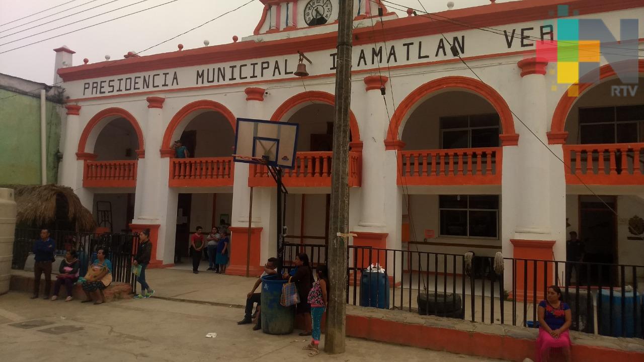 Ayuntamiento de Ilamatlán, sin permitir paso de transporte público a comunidades y cabecera municipal