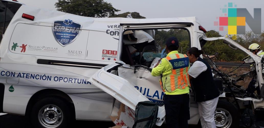 Dos muertos y tres heridos tras choque de ambulancia y tractocamión en Tierra Blanca