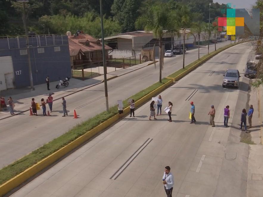 Durante dos horas vecinos bloquearon la autopista Xalapa-Coatepec