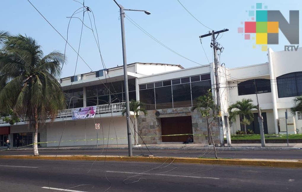 Cierran avenida Bolívar de Veracruz puerto por cables de energía eléctrica