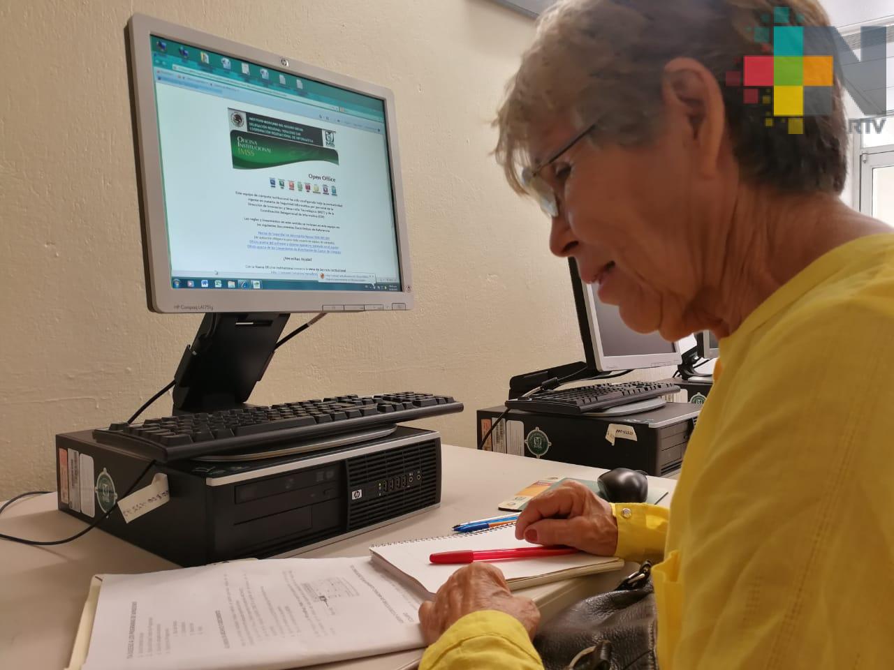 Adultos mayores aprenden cómo utilizar computadora y redes sociales en IMSS de Coatzacoalcos