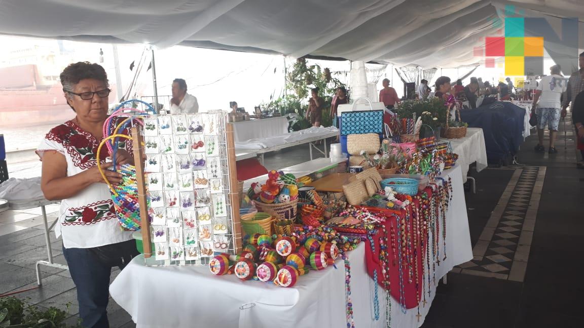 Expositores de diversos municipios de Veracruz ofrecen sus productos en parque Zamora